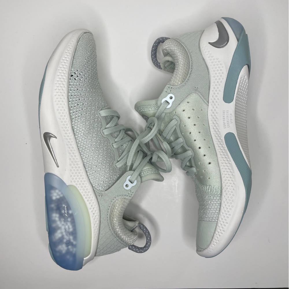 Nike Joyride Run Flyknit Women’s Size 6, Light Silver/Metallic Silver, New